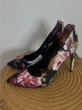 Beautiful Ted Baker Black Floral Pointed-Toe Stiletto Heels❤️9.5